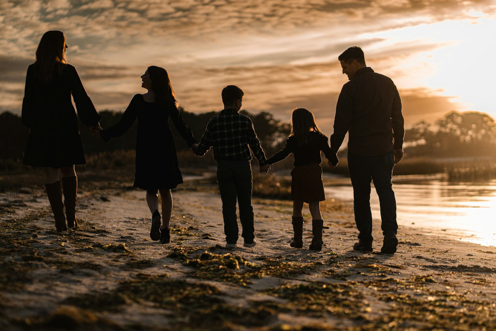 famille en vacances à la plage après avoir souscrit un rachat de crédit